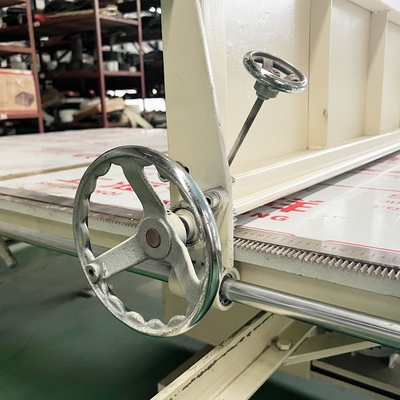 Gąbka Automatyczna pionowa maszyna do cięcia CNC Sterowanie