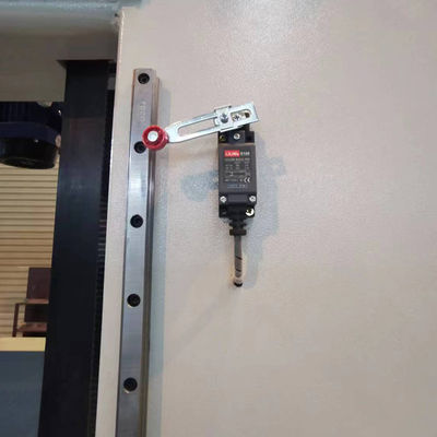 24. 10M/min CNC oscylacyjne cięcie pianki ostrzem do przemysłu meblarskiego, motoryzacyjnego, opakowaniowego i izolacyjnego