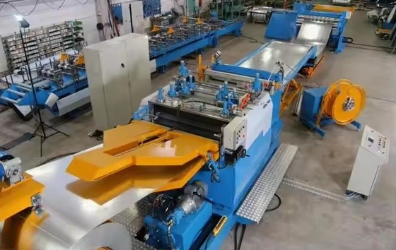 Maszyna do formowania rolki z paneli kanapkowych EPS / linia produkcyjna płytek dachowych Automatyczna wełna skalna dostarczana kolorowa blacha stalowa